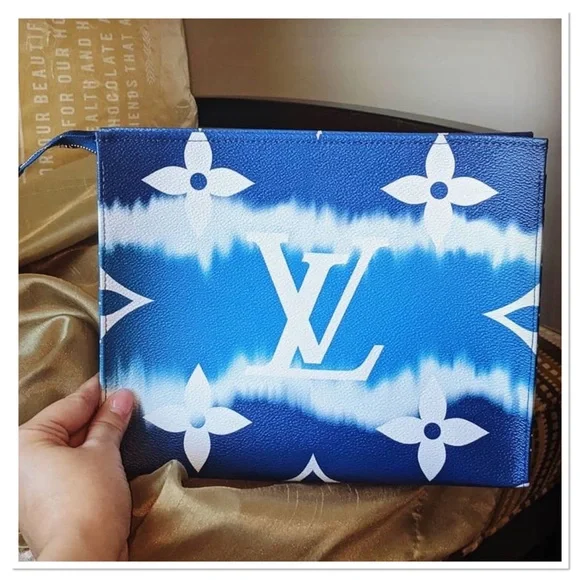 💙🦋 Louis Vuitton Limited Edition Summer Escale Toiletry 26 - Picture 3 of 11